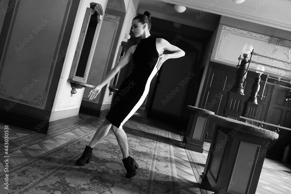Obraz premium The girl makes beautiful moves in the opera