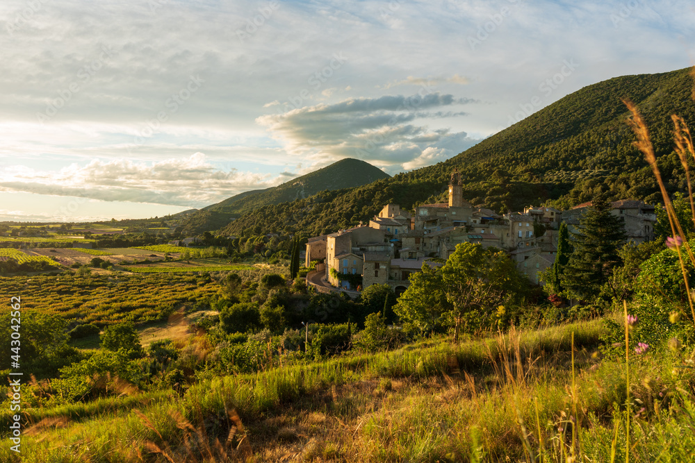 Fototapeta premium Vue sur le village de Venterol dans la Drôme Provençale