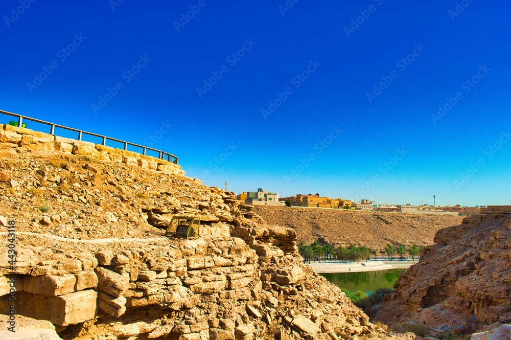 Obraz premium Rocky mountain Valley and clear blue sky