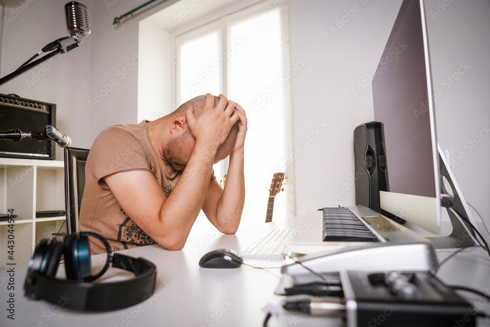 Ταπετσαρία desperate adult man working in home studio when recording software is crashing