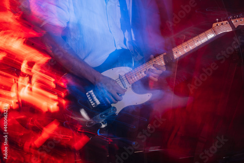 Guitar player playing an electric guitar con stage