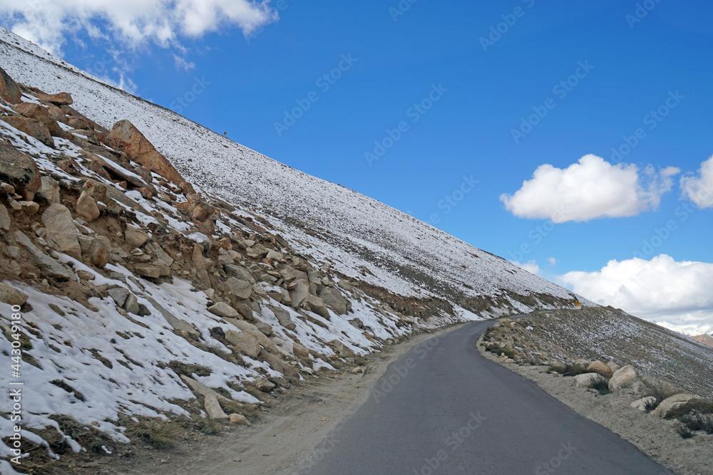Φωτογραφία Landscape of Winding road along the snow mountain go to changla pass is a high mountain pass in Leh Ladakh, Jammu & Kashmir,India
