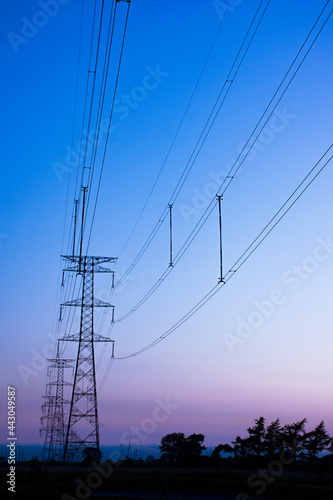 送電線と鉄塔