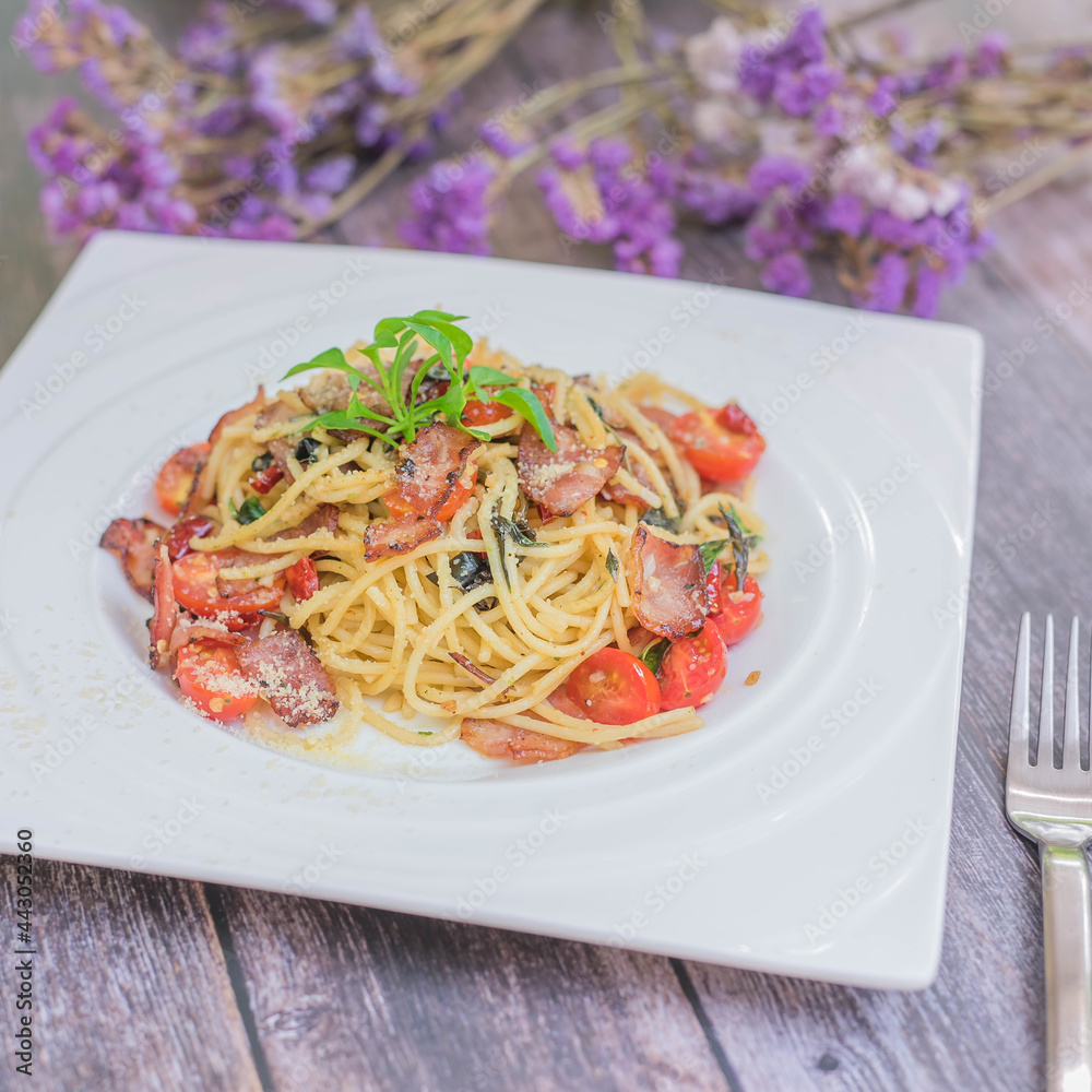 spaghetti with tomato sauce and basil spaghetti with tomato sauce and basil