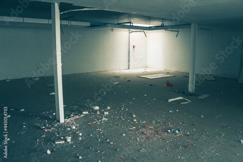 Foto intérieur d'un magasin en faillite, à l'abandon et vandalisé