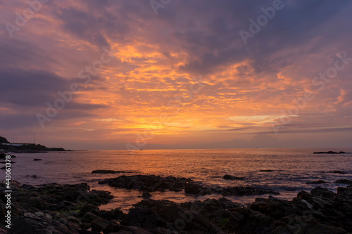 Cuadro en lienzo hermoso amanecer junto al mar en la cala de Mijas, Andalucía