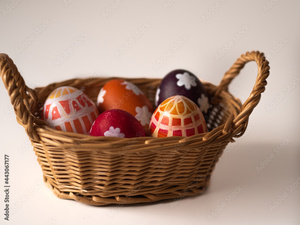 Kolorowe pisanki w koszyczku, Polska kultura Kolorowe pisanki w koszyczku, Polska kultura