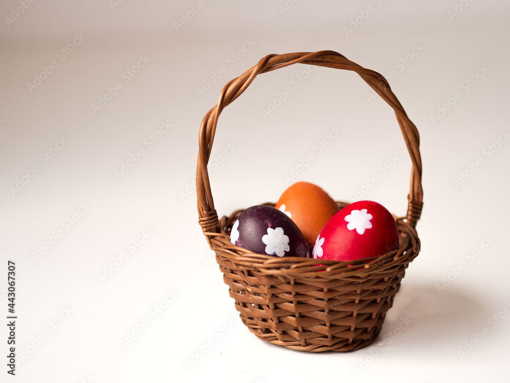 Koszyczek wielkanocny z kolorowymi jajkami  - obrazy, fototapety, plakaty 