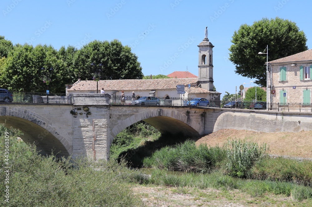 Le pont colonel de Chabrieres sur la riviere le Lez a l'entree de la ville, ville de Bollene, departement du Vaucluse, France