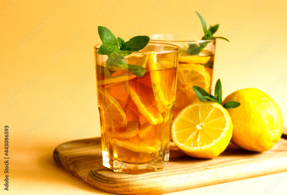 Fototapeta premium Iced tea with lemon and mint