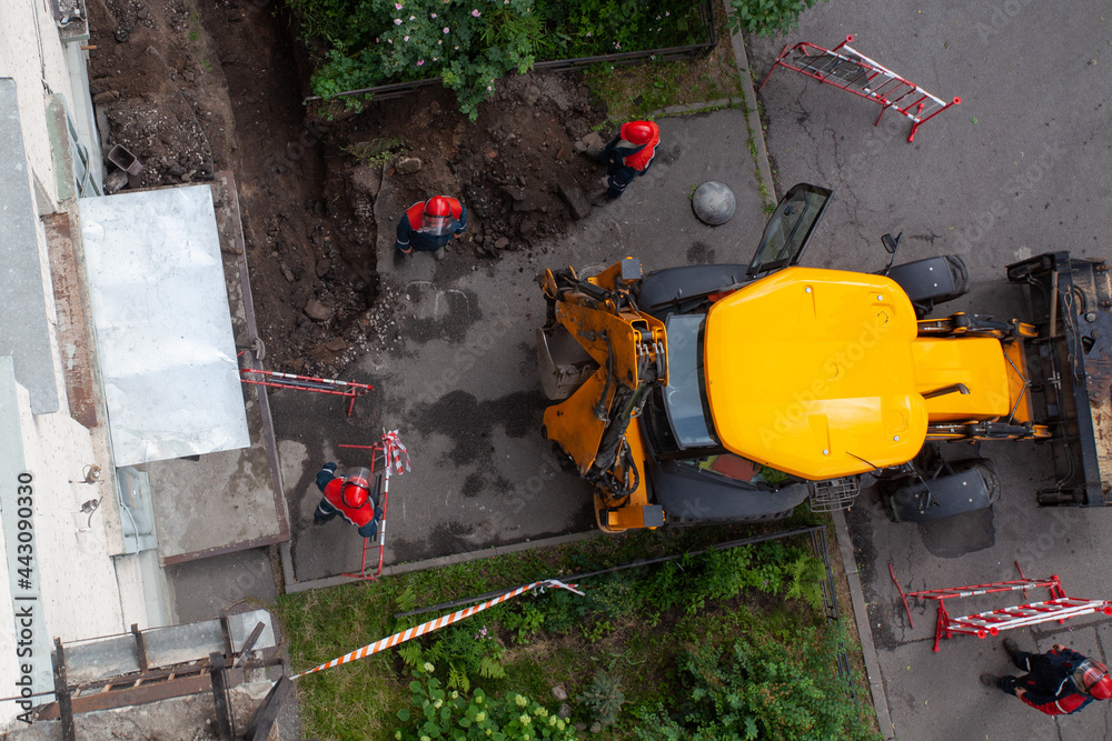 Obraz premium Workers digging and pulling the fiber optic cable