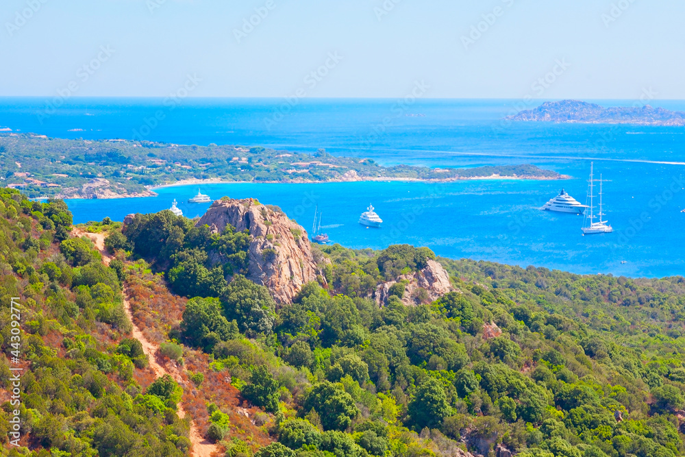 Wunderschöner Panoramablick auf die Costa Smeralda, Sardinen, Italien