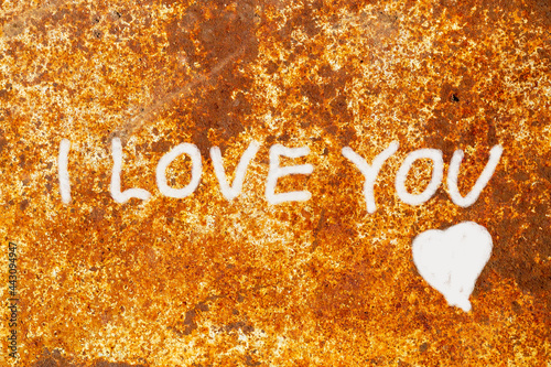 Foto On a rusty iron surface it is written I LOVE YOU in white chalk and a heart is drawn