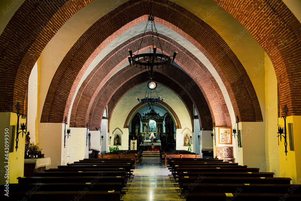Interior de iglesia románica con arcos de medio punto