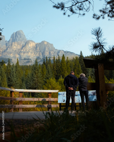 Foto A couple takes a closer look at a park information details about Castle Mountain in Banff, Alberta, Canada