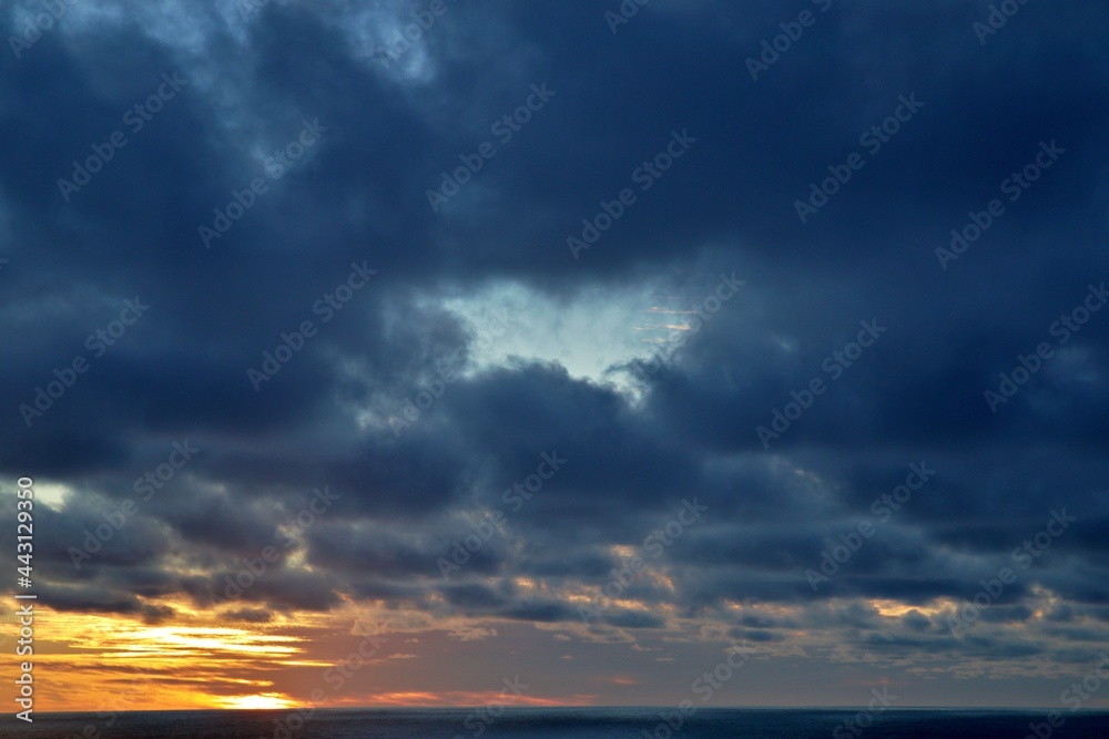 Sonnenaufgang über dem Ozean