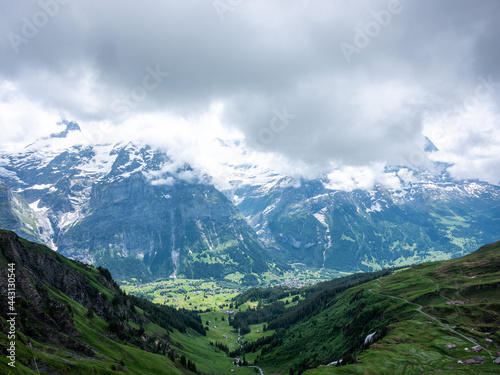 Wandern in den Bergen der Jungfrauregion  © UrbanExplorer