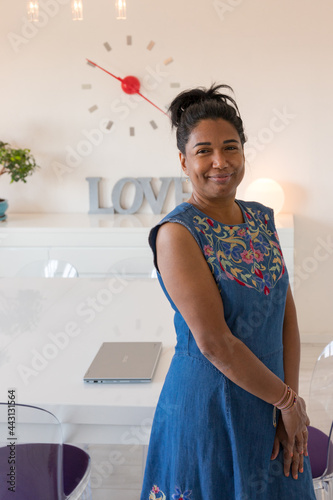 femme métisse souriante