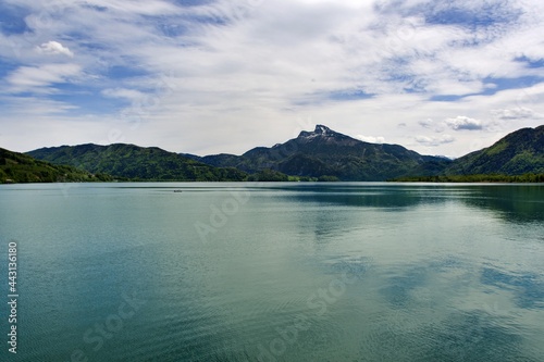 Jezioro Mondsee z widocznym szczytem Schafberg (Austria)