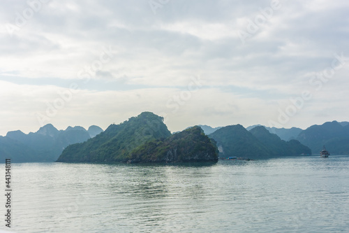 Fototapeta Naklejka Na Ścianę i Meble -  Ha Long Bay landscape, Vietnam