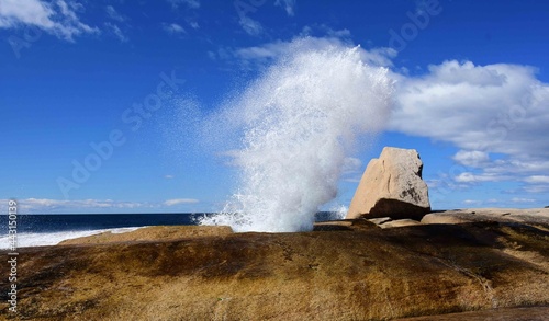 Canvas-taulu bicheno   blowhole spouting next to the sea on a sunny day  in  bicheno, tasmani