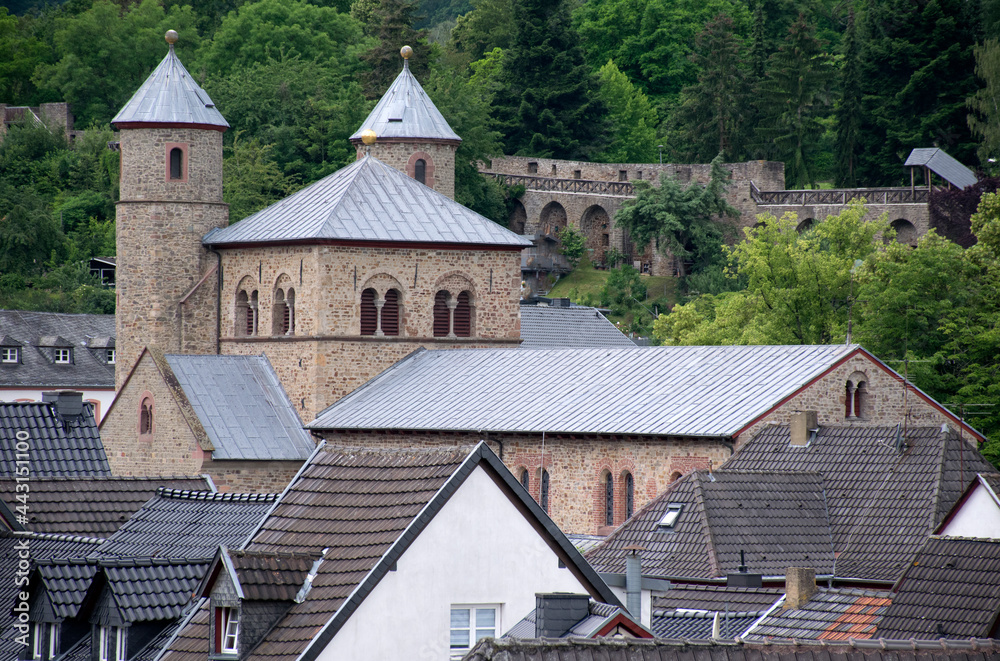 Bad Münstereifel mit Romanischer Kirche St. Chrysanthus und Daria und Stadtmauer