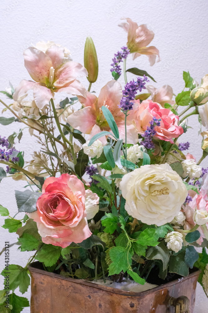 ロビーに飾られたアレンジフラワー。薔薇を中心として淡い色使いが心を癒してくれる ロビーに飾られたアレンジフラワー。薔薇を中心として淡い色使いが心を癒してくれる