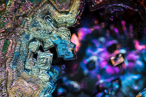 鮮やかなビスマスの骸晶 © Josiah.S