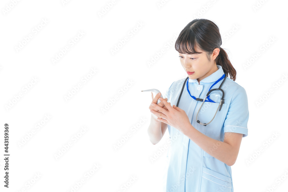 お風呂でお湯に浸かる若い女性 お風呂でお湯に浸かる若い女性