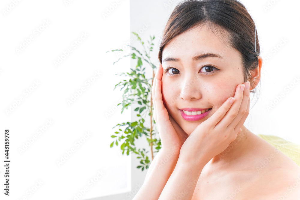 部屋でスキンケアをする若い女性 部屋でスキンケアをする若い女性