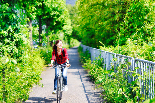 自転車に乗る女性 © beeboys