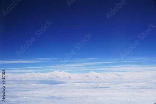 深い青色から真っ白の雲への美しい世界