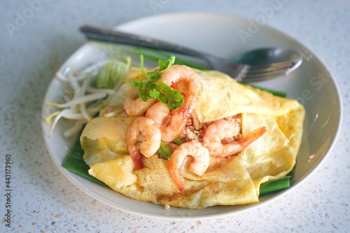 Fried noodle Thai style with prawns