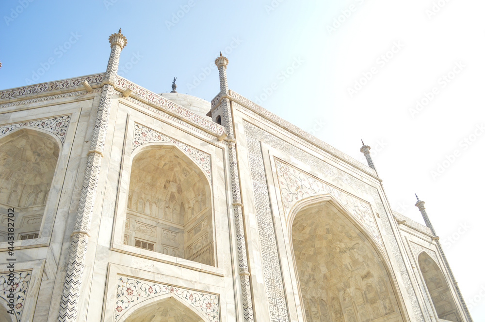 Obraz premium The Taj Mahal, originally the Rauza-i-munawwara is an ivory-white marble mausoleum on the southern bank of the river Yamuna in the Indian city of Agra. 