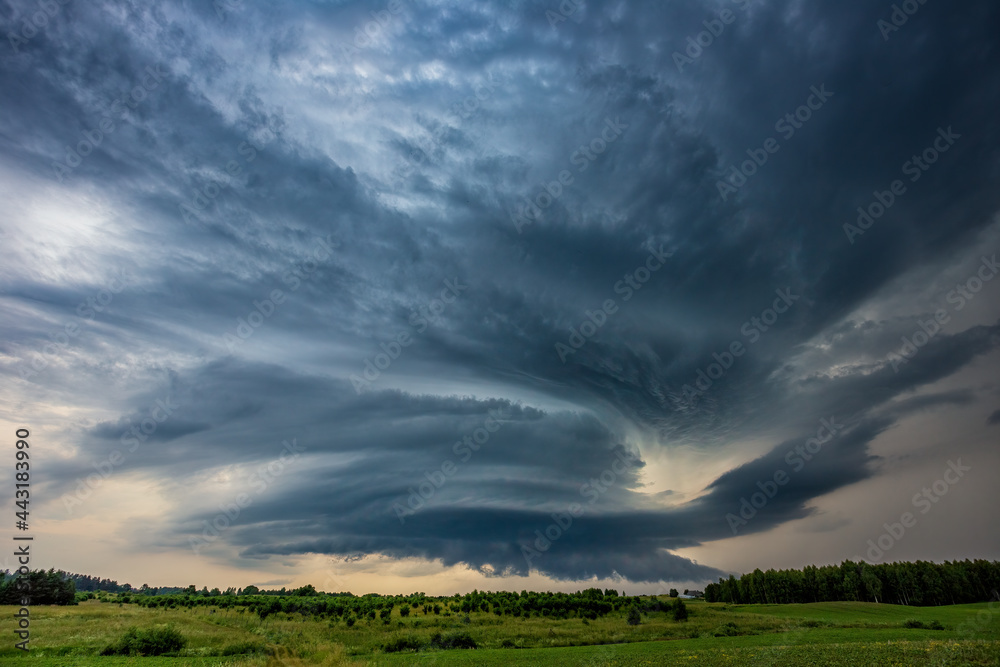 supercell thunderstorm spinning, a giant vortex of clouds