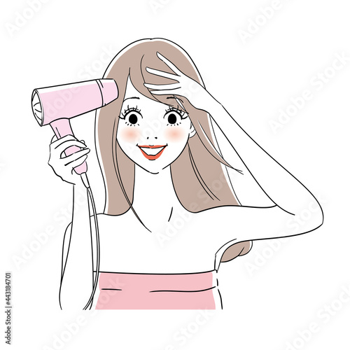ドライヤーで髪を乾かす女性