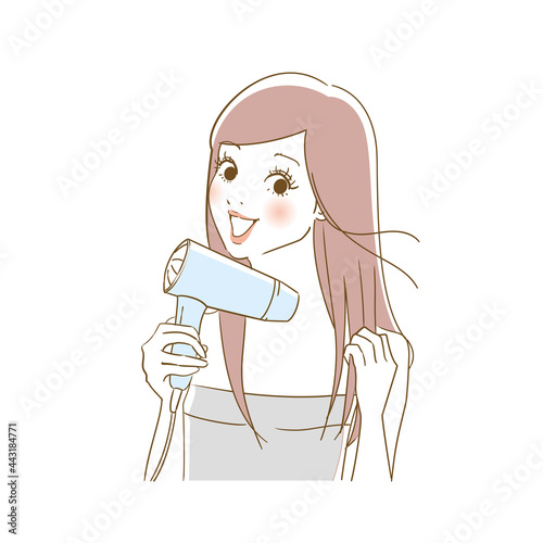 ドライヤーで髪を乾かす女性