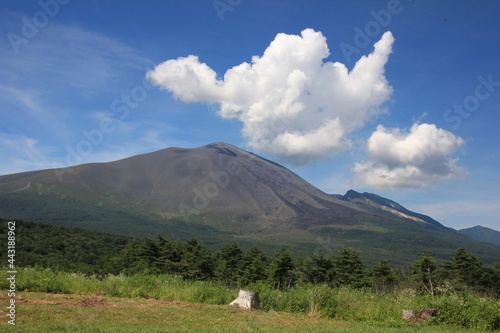 北軽井沢の夏。浅間牧場の風景。青い空と浅間山。
