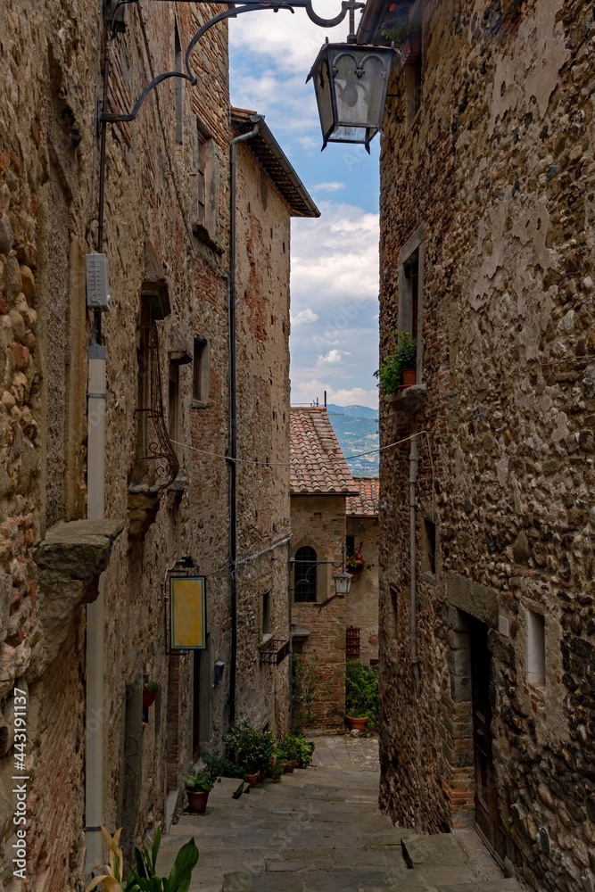 Gasse in der Altstadt von Anghiari in der Toskana in Italien