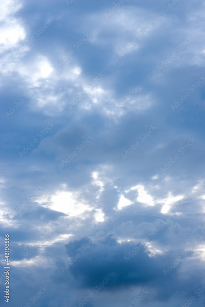 Obraz premium Dark blue cloudy sky before the rain vertical view