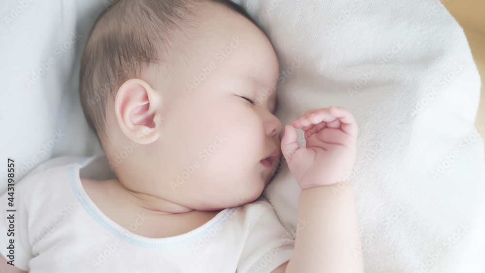 ベビーベッドで寝る赤ちゃん ベビーベッドで寝る赤ちゃん