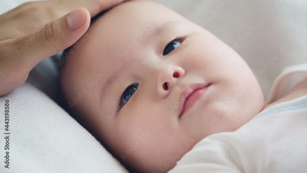 頭を撫でられる赤ちゃん 頭を撫でられる赤ちゃん
