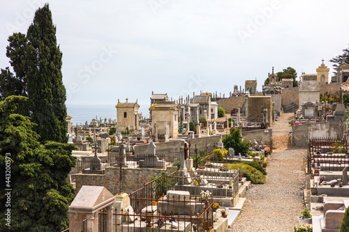 Vue sur la mer Méditerranée depuis le cimetière marin de Sète (Occitanie, France)