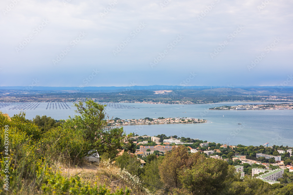 Vue sur la ville de Sète, entre l'étang de Thau et la mer Méditerranée, depuis le Mont Saint-Clair (Occitanie, France)