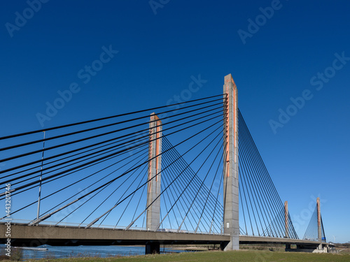 De Martinus Nijhoffbrug in Zaltbommel is een oeververbinding over de rivier de Waal. Op de kabelbrug rijdt het verkeer van de snelweg de A2 © Holland-PhotostockNL