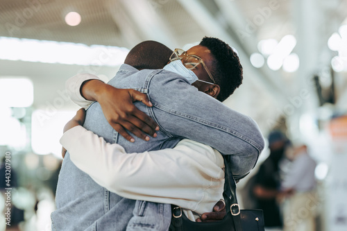 Obraz na plátne African couple reuniting at airport arrivals