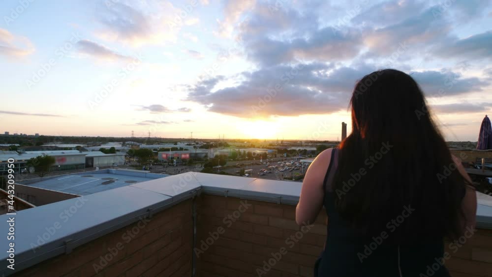 Happiness at the sunset in 4k slow motion 60fps Happiness at the sunset in 4k slow motion 60fps