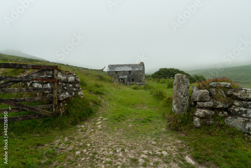 Fotografie abandoned farm on Bodmin Moor in the mist cornwall England uk