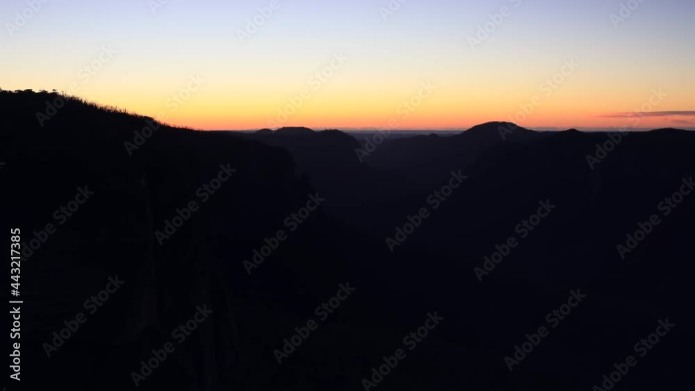Timelapse sunrise in Blue Mountains to Pulpit rock east side of valley as 4k.
Timelapse sunrise in Blue Mountains to Pulpit rock east side of valley as 4k.