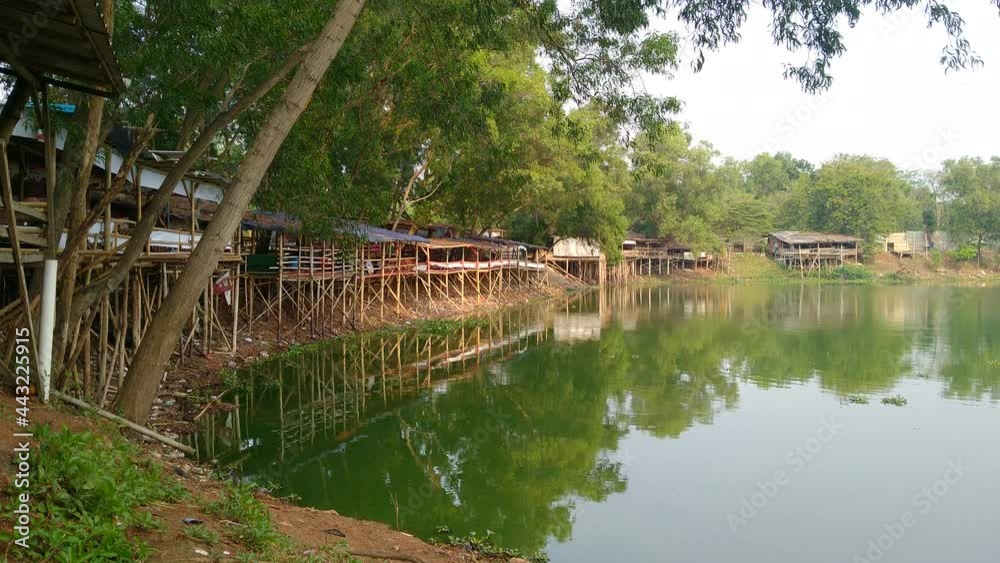 The atmosphere of the lake during the day, there are many huts The atmosphere of the lake during the day, there are many huts